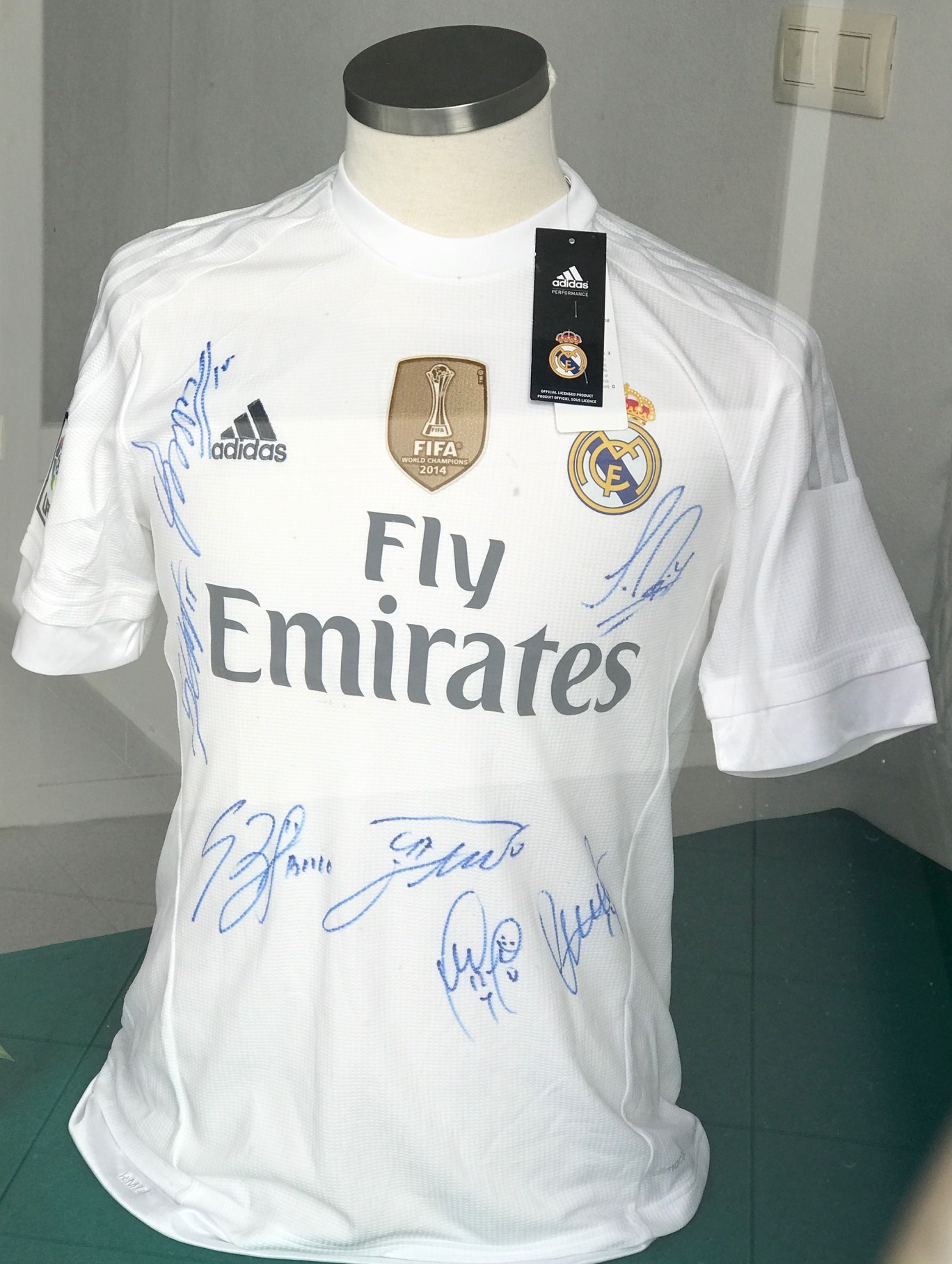 ¿Quieres una camiseta firmada por siete jugadores del Real Madrid?