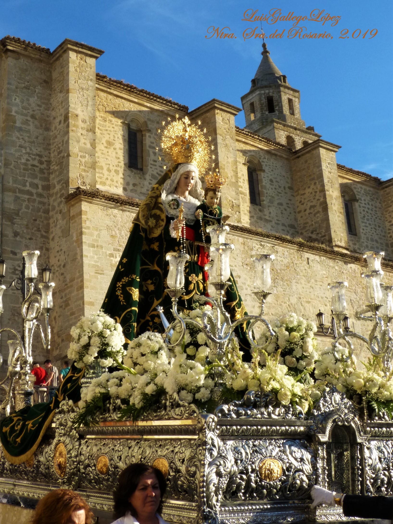Nuestra Señora del Rosario luce así por las calles de Villacarrillo. Por Luis Gallego
